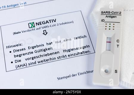 Zertifizierung, Nachweis, Ergebnis, Corona Testzentrum, SARS-CoV-2 Schnelltest, SARS-CoV-2-Antigen-Schnelltestkassette mit negativem Testergebnis, Detail, weißer Hintergrund, Stockfoto