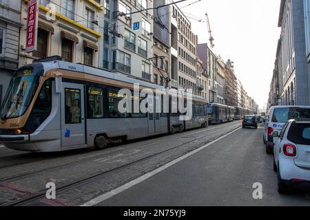 Abbildung zeigt eine Straßenbahnlinie des öffentlichen Verkehrsunternehmens MIVB - STIB Brüssel, die nach einem kleinen Autounfall in der Königsstraat - Rue Royale in Brüssel am Freitag, den 10. Februar 2023, ansteht. BELGA FOTO NICOLAS MAETERLINCK Stockfoto