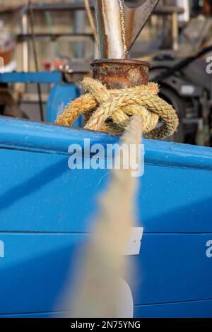 Poller verrostet mit Seil am Fischschneider, Detail, verschwommen, im Hafen von Dorum, Dorum-Neufeld, Bezirk Cuxhaven, Niedersachsen, Stockfoto