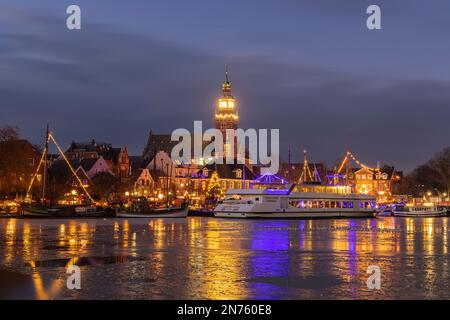 Weihnachtslichter, Hafen, Museumshafen, Rathaus, davor Ausflugsboote, Schiffe, leer, Ostfriesien, Niedersachsen, Stockfoto