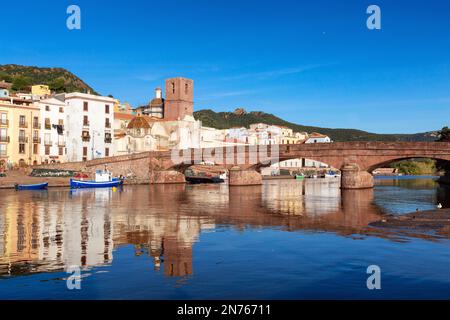 Fluss mit Häusern und Apartments in der Touristenstadt. Bosa, Sardinien, Italien. Sonniger Herbsttag. Panorama Stockfoto