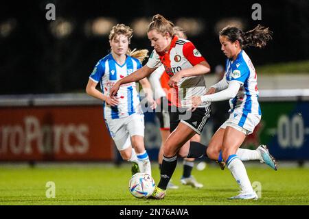 Rotterdam - Sophie Cobussen von Feyenoord V1, Nina Nijstad von Heerenveen Vrouwen während des Spiels Feyenoord V1 gegen SC Heerenveen V1 in Nieuw Varkenoord am 10. Februar 2023 in Rotterdam, Niederlande. (Box zu Box Pictures/Tom Bode) Stockfoto