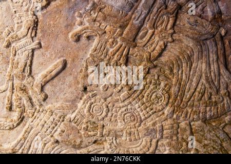 Bas Relief Schnitzerei des maya-Herrscherkönigs in Tombstone, Mexiko-Stadt, Mexiko. Stockfoto