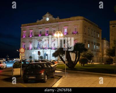 TARANTO, ITALIEN - 28. OKTOBER 2021: Palazzo Di Citta Rathaus in Taranto, Italien bei Nacht Stockfoto