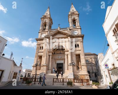 ALBEROBELLO, ITALIEN - 29. OKTOBER 2021: Basilika Chiesa Madre Santuario SS Medici Cosma e Damiano (Basilika der Heiligen Cosmas und Damian) in Alberobello Stockfoto