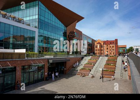 DANZIG, POLEN - 30. JULI 2022: Stadtplatz Targ Sienny im Zentrum von Danzig, Polen mit Menschen Stockfoto
