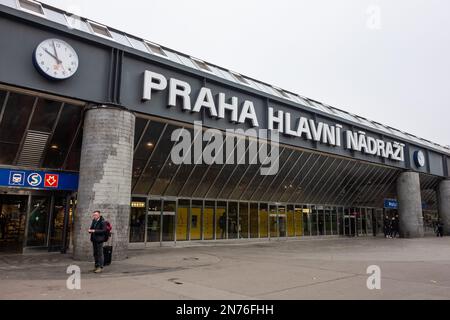 PRAG, TSCHECHISCHE REPUBLIK - 13. NOVEMBER 2022: Fassade von Praha Hlavni Nadrazi (Prager Hauptbahnhof) als Verkehrsknotenpunkt in der Tschechischen Republik Stockfoto