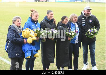 Berlin, Deutschland. 05. Februar 2023. Potsdam, Deutschland, Februar 5 2023 Paige Culver, Jessica De Filippo, Benjamin Hantschke, Pose für die Kameras, während des abgebrochenen Spiels FFC Turbine Potsdam gegen FC Bayern (Ryan Sleiman/SPP) Kredit: SPP Sport Press Photo. Alamy Live News Stockfoto