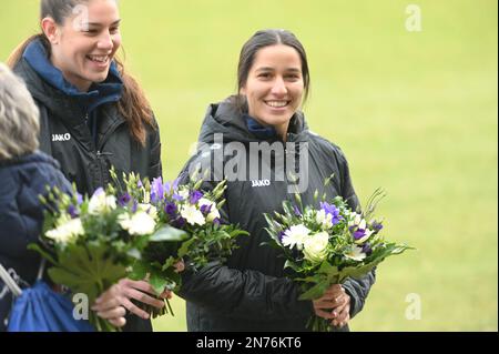 Berlin, Deutschland. 05. Februar 2023. Potsdam, Deutschland, Februar 5 2023 Darya Rajaee, 5 FFC Turbine Potsdam, Blumen empfangen, während des Frauen-Bundesliga-Spiels zwischen FFC Turbine Potsdam und FC Bayern. (Ryan Sleiman/SPP) Guthaben: SPP Sport Press Photo. Alamy Live News Stockfoto