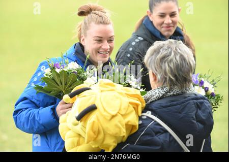 Berlin, Deutschland. 05. Februar 2023. Potsdam, Deutschland, Februar 5 2023 Paige Culver, 32 FFC Turbine Potsdam, mit Blumen während des abgesagten Frauen-Bundesliga-Spiels zwischen FFC Turbine Potsdam und FC Bayern. (Ryan Sleiman/SPP) Guthaben: SPP Sport Press Photo. Alamy Live News Stockfoto