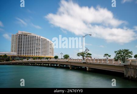 Miami, FL, USA - 9. Februar 2023: Langzeitbelichtung am Tag Foto Brickell Mandarin Oriental Hotel Brickell Key Stockfoto