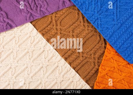 Gestrickter Hintergrund: Blau, lila, braun, orange und beige. Großer Strickstoff mit Muster. Nahaufnahme einer Strickdecke. Stockfoto