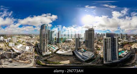 360 Grad Panorama Ansicht von Miami, FL, USA - 9. Februar 2023: 360 Panorama Downtown Miami Hochhäuser mit Hafen- und Biscayne-Blick. Bild mit Drohne aufgenommen. In Die Innenstadt