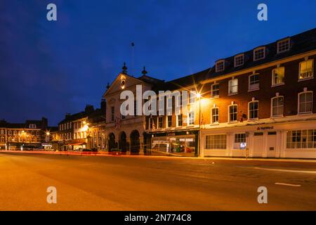 England, Dorset, Blandford Forum, Night View of East Street und Corn Exchange Stockfoto