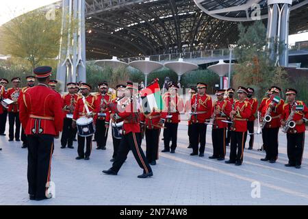 Dubai, Vereinigte Arabische Emirate - 15. März 2022 Emirati Police Brass Band Orchestra tritt auf der Expo 2020 Dubai Daily Parade auf Stockfoto