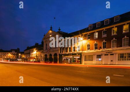 England, Dorset, Blandford Forum, Night View of East Street und Corn Exchange Stockfoto