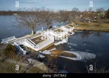 Ein Blick auf die Drohne auf den Argyle See beginnt sich zu vereisen und bildet sich im Februar 2023 Eis auf den Wasserfällen. Stockfoto