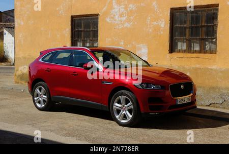 Foto eines italienischen Rennwagens Jaguar F-PACE 3,0D AWD 2017, parkt in einem Dorf in der Sommersonne Stockfoto