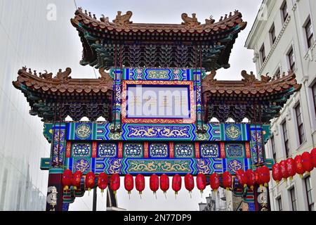 London, Großbritannien. 4. Februar 2023 Haupteingang auf der Wardour Street in Chinatown, London, Großbritannien. Videodatum: 10. Februar 2023. Stockfoto