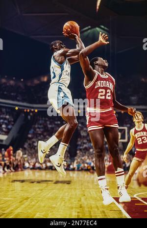Michael Jordan (23), North Carolina, im East Regional Semi Finals der NCAA Basketball Championships gegen Indiana. Stockfoto