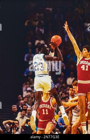 Michael Jordan (23), North Carolina, im East Regional Semi Finals der NCAA Basketball Championships gegen Indiana. Stockfoto