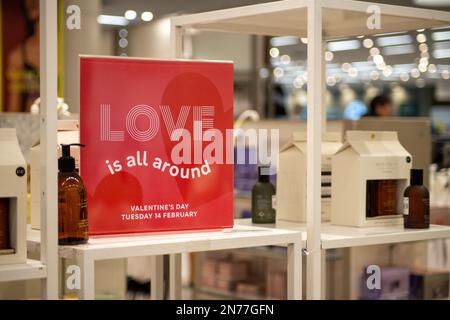 London, Großbritannien – 10. Februar 2023: Geschäfte im Zentrum von London, dekoriert mit roten Herzen, bereit für Liebhaber, Geschenke zum Valentinstag zu kaufen. Kredit: Sinai Noor/Alamy Live News Stockfoto