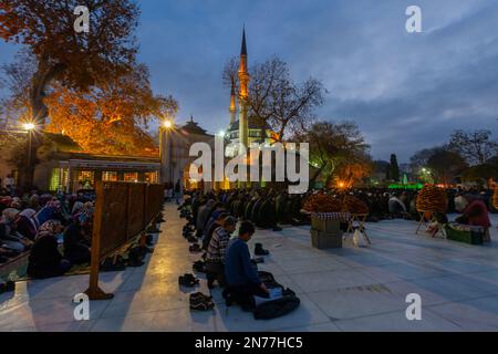 Istanbul, Türkei - 14. Dezember 2014 : Besucher der Eyup Sultan Moschee und des Grabes in Istanbul. Eyup ist eine beliebte Touristenattraktion in Istanbul, TU Stockfoto