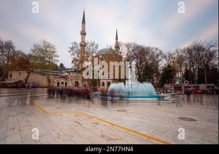 Istanbul, Türkei - 14. Dezember 2014 : Besucher der Eyup Sultan Moschee und des Grabes in Istanbul. Eyup ist eine beliebte Touristenattraktion in Istanbul, TU Stockfoto