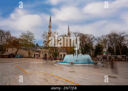 Istanbul, Türkei - 14. Dezember 2014 : Besucher der Eyup Sultan Moschee und des Grabes in Istanbul. Eyup ist eine beliebte Touristenattraktion in Istanbul, TU Stockfoto