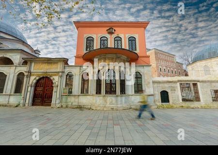 Istanbul, Türkei - 14. Dezember 2014 : Eyüp Sultan historisches Gebäude mit Vogelhaus Stockfoto