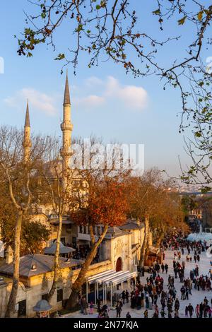 Istanbul, Türkei - 14. Dezember 2014 : Besucher der Eyup Sultan Moschee und des Grabes in Istanbul. Eyup ist eine beliebte Touristenattraktion in Istanbul, TU Stockfoto