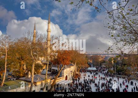 Istanbul, Türkei - 14. Dezember 2014 : Besucher der Eyup Sultan Moschee und des Grabes in Istanbul. Eyup ist eine beliebte Touristenattraktion in Istanbul, TU Stockfoto