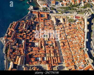 Luftaufnahme der Altstadt von Dubrovnik in Kroatien, UNESCO-Weltkulturerbe. Berühmte Touristenattraktion in der Adria. Stockfoto