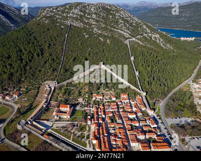 Draufsicht über die befestigten Stadtmauern der Stadt Ston in Kroatien. Tourismus in der Nähe der Adria. Historische Besuche. Stockfoto
