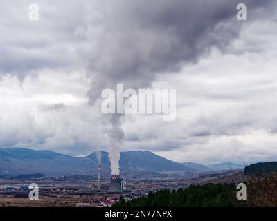 Wärmekraftwerk, das Schadstoffe in die Luft ausstößt. Stadt mit schlechter Luftqualität aufgrund des Wärmekraftwerks. Verbrennung fossiler Brennstoffe. Giftige Luft. Stockfoto