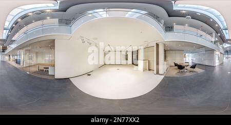 360 Grad Panorama Ansicht von Full nahtlose spherical hdri 360 Panorama im Inneren des leeren weißen Raumes mit Reparatur für Büro oder Geschäft mit Panoramafenstern in equiprecheckigen PR