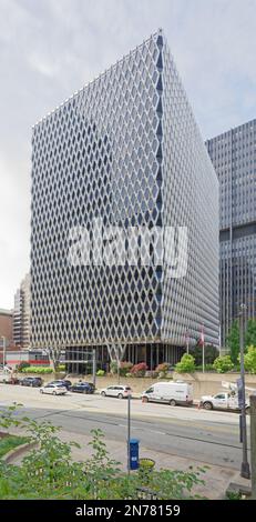 Pittsburgh Downtown: United Steelworkers Building stützt sich auf ein Stahlexoskelett als Stütze – das glänzende Diamantgitter aus Stahl ist nicht nur für das Aussehen gedacht. Stockfoto