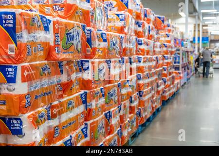 Eine Wand aus Papierhandtüchern im Sam's Club Lagerhaus in Snellville (Metro Atlanta), Georgia. (USA) Stockfoto