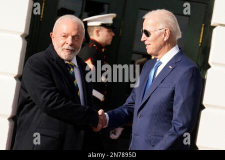 Washington DC, USA. 10. Februar 2023. USA Präsident Joe Biden begrüßt den brasilianischen Präsidenten Luiz Inácio Lula da Silva am 10. Februar 2023 im Weißen Haus in Washington. Foto: Yuri Gripas/ABACAPRESS.COM Kredit: Abaca Press/Alamy Live News Stockfoto