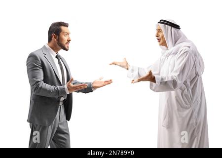 Geschäftsmann, der sich mit einem reifen araber streitet, isoliert auf weißem Hintergrund Stockfoto