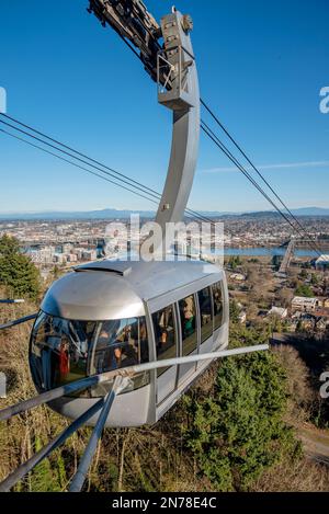 Die Seilbahn bringt die Menschen auf den Gipfel des Hügels in Portland, Oregon. Stockfoto