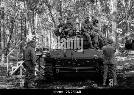 Eine Gruppe von Soldaten aus dem Zweiten Weltkrieg ruht auf einem Panzer im American Heritage Museum. Das Bild wurde auf analogem Schwarzweißfilm aufgenommen. Hud Stockfoto