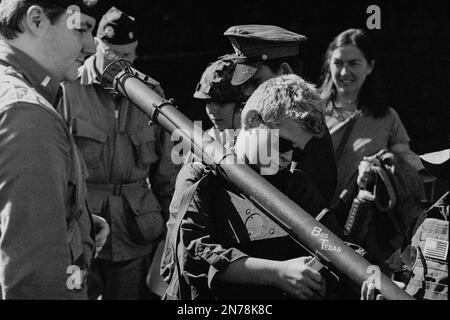 Ein junger Besucher einer Nachstellung aus dem Zweiten Weltkrieg hält im American Heritage Museum eine Bazooka mit dem Label „Big Texas“. Das Bild wurde auf ana aufgenommen Stockfoto