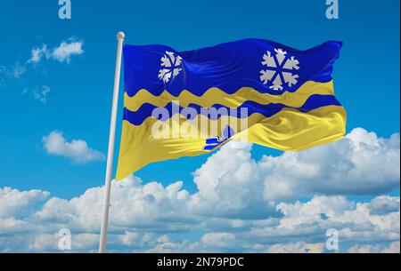 Offizielle Flagge von Prince George, British Columbia Kanada, bei bewölktem Himmel bei Sonnenuntergang, Panoramablick. Kanadisches Reise- und Patriotskonzept. Verstanden Stockfoto