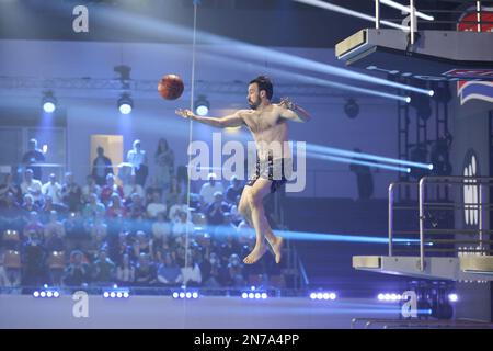 Berlin, Deutschland. 11. Februar 2023. Der Moderator Jan Köppen wirft während der Live-Show „RTL-Turmspringen“ einen Korb. Die Show wird live auf RTL übertragen. Kredit: Jörg Carstensen/dpa/Alamy Live News Stockfoto