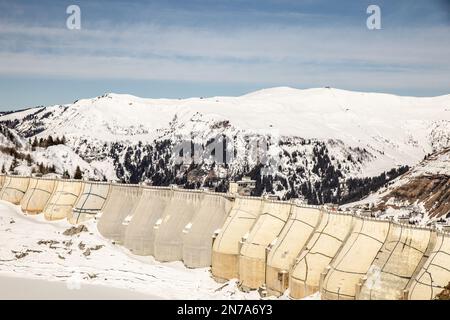 Der Wasserkraftdammkomplex Belo Monte im Winter mit Bergen im Hintergrund in para, Brasilien Stockfoto