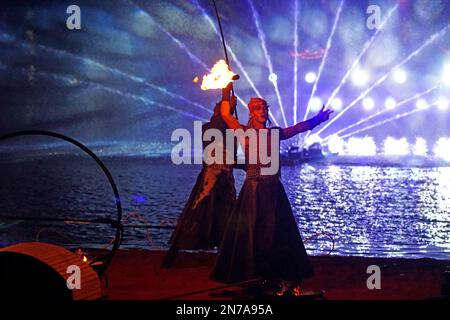 Venedig, Italien. 10. Februar 2023. Künstler treten in der Wassershow „Original Signs“ an der großen Anlegestelle des historischen venezianischen Arsenals während des Venedig Karnevals auf, in Venedig, Italien, 10. Februar 2023. © Andrea MEROLA Credit: Independent Photo Agency Srl/Alamy Live News Stockfoto