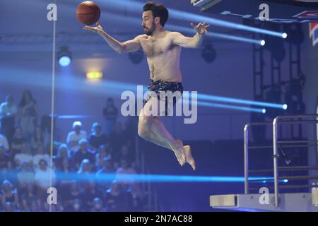 Berlin, Deutschland. 11. Februar 2023. Der Moderator Jan Köppen wirft während der Live-Show „RTL-Turmspringen“ einen Korb. Die Show wird live auf RTL übertragen. Kredit: Jörg Carstensen/dpa/Alamy Live News Stockfoto