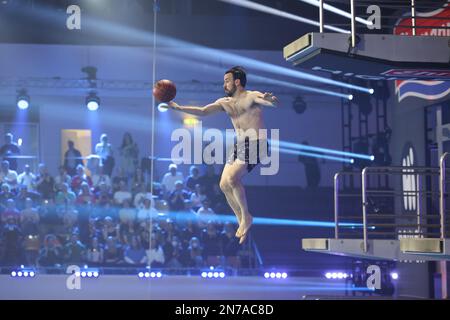 Berlin, Deutschland. 11. Februar 2023. Der Moderator Jan Köppen wirft während der Live-Show „RTL-Turmspringen“ einen Korb. Die Show wird live auf RTL übertragen. Kredit: Jörg Carstensen/dpa/Alamy Live News Stockfoto