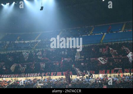 Mailand, Italien. 10. Februar 2023. AC Mailand Fans beim Fußballspiel der italienischen Serie A zwischen dem AC Mailand und dem Turin FC am 10. Februar 2023 im Stadion Giuseppe Meazza San Siro Siro in Mailand, Italien. Foto Tiziano Ballabio Kredit: Tiziano Ballabio/Alamy Live News Stockfoto